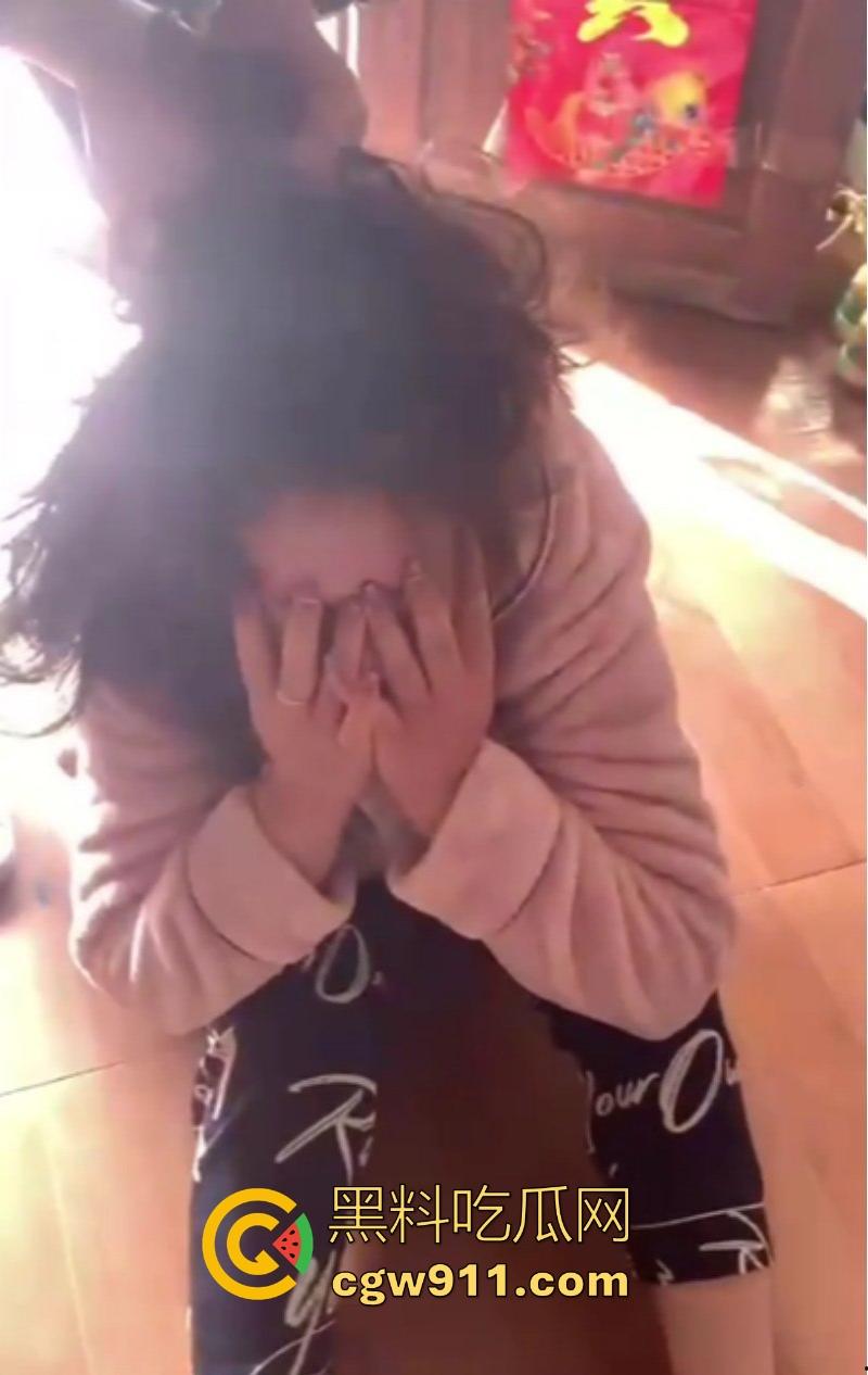 河南洛阳奸夫竟带小三回家偷情,真是猖狂到了极致,被原配携亲友团扒裤子围殴痛扁,嚣张的小三满脸不忿!