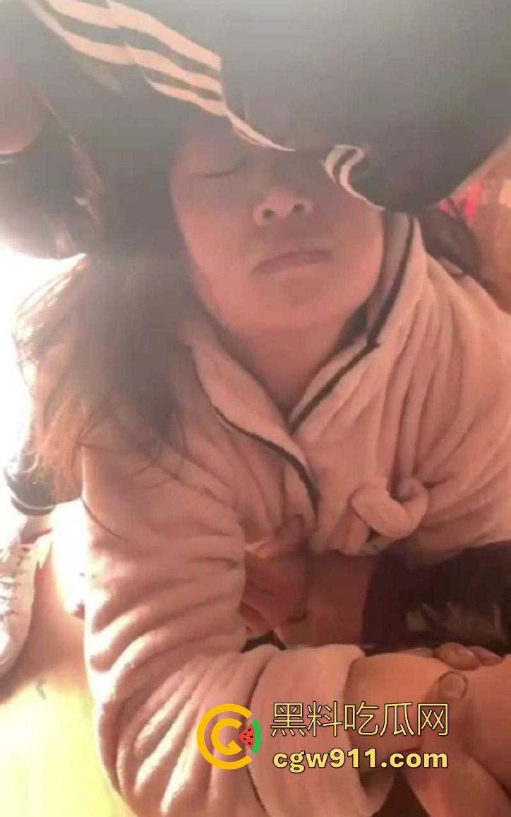 河南洛阳奸夫竟带小三回家偷情,真是猖狂到了极致,被原配携亲友团扒裤子围殴痛扁,嚣张的小三满脸不忿!