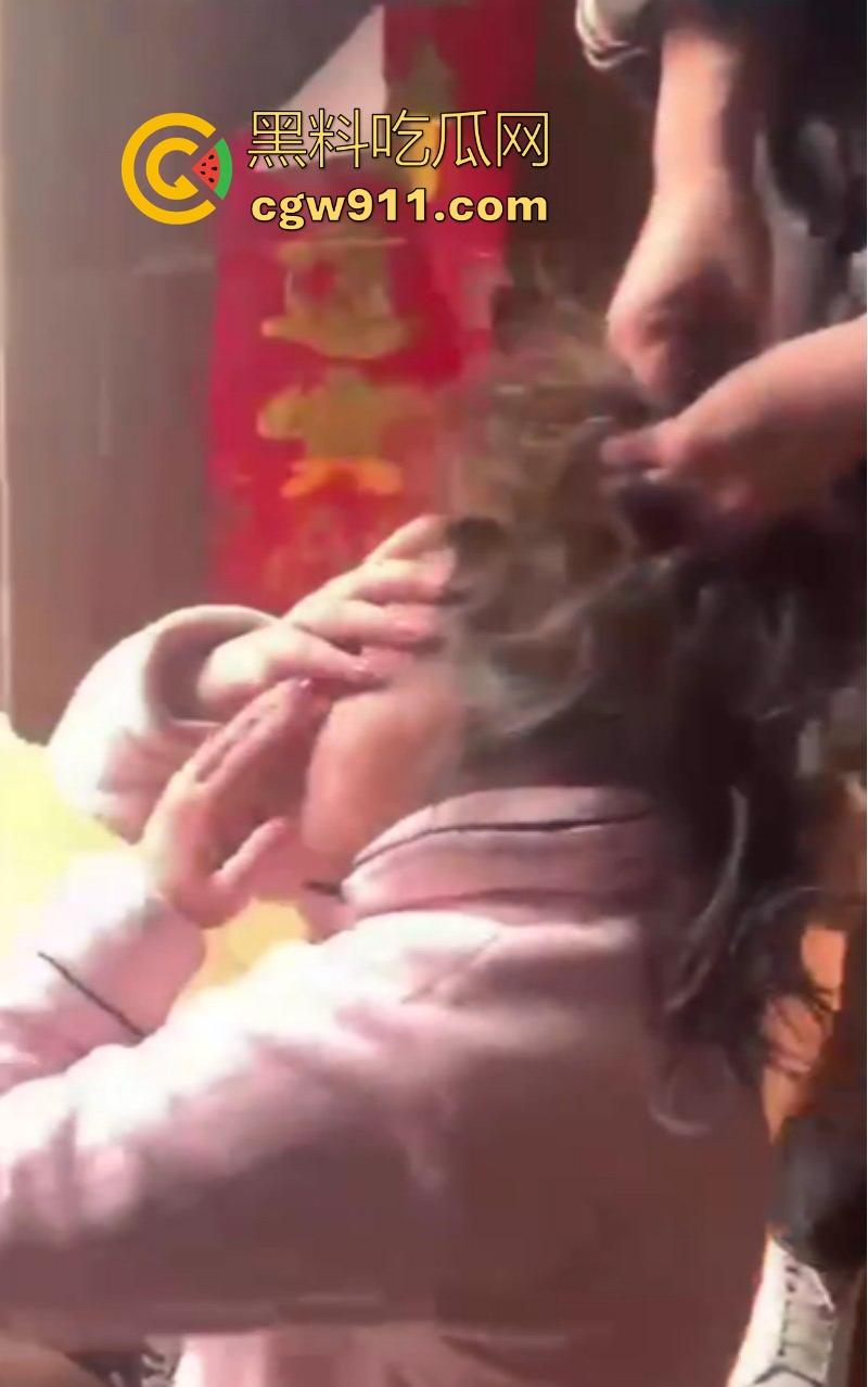 河南洛阳奸夫竟带小三回家偷情,真是猖狂到了极致,被原配携亲友团扒裤子围殴痛扁,嚣张的小三满脸不忿!