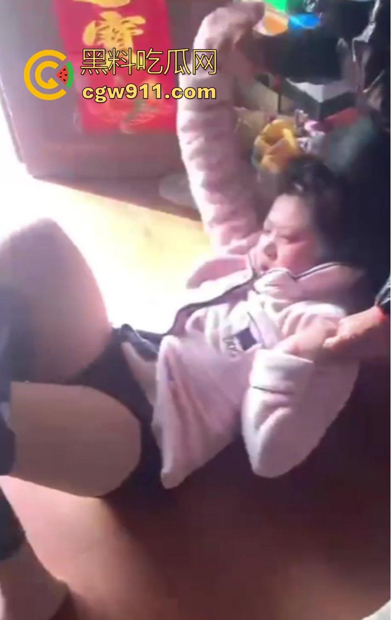 河南洛阳奸夫竟带小三回家偷情,真是猖狂到了极致,被原配携亲友团扒裤子围殴痛扁,嚣张的小三满脸不忿!