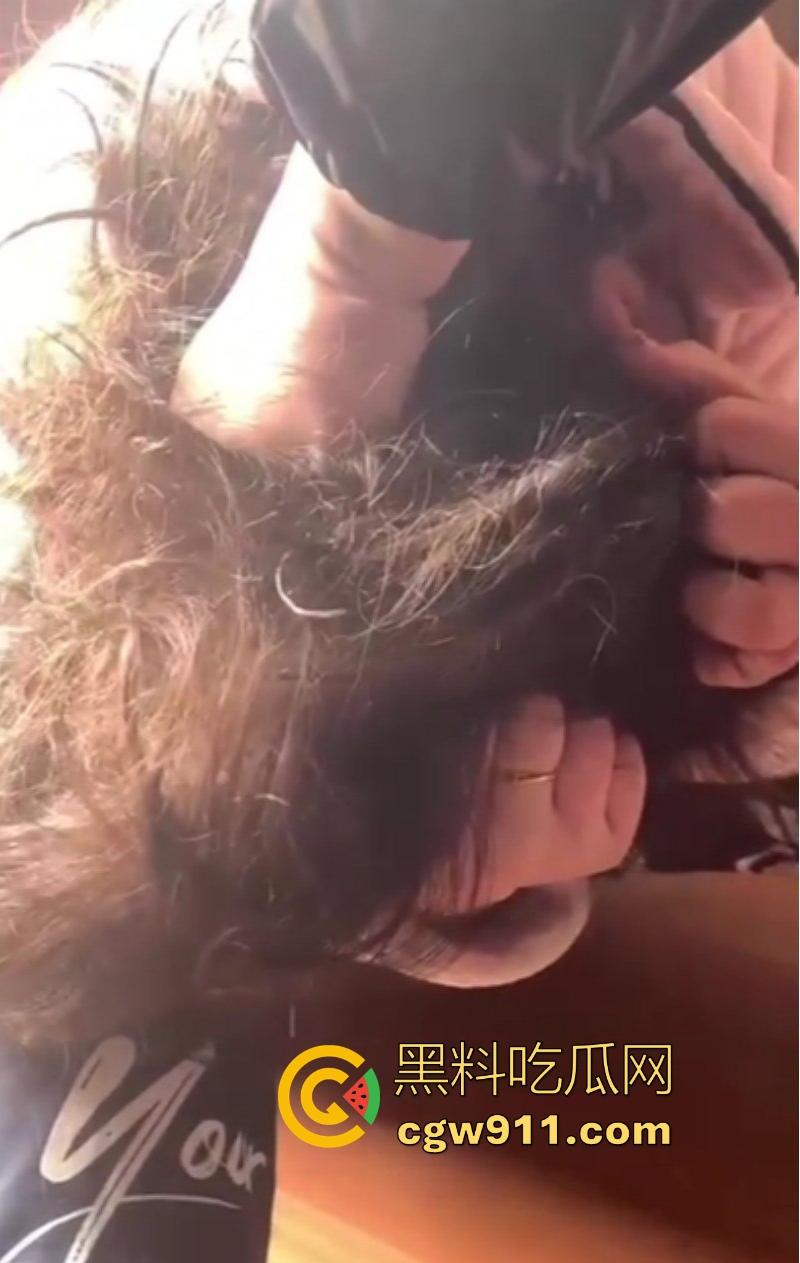 河南洛阳奸夫竟带小三回家偷情,真是猖狂到了极致,被原配携亲友团扒裤子围殴痛扁,嚣张的小三满脸不忿!