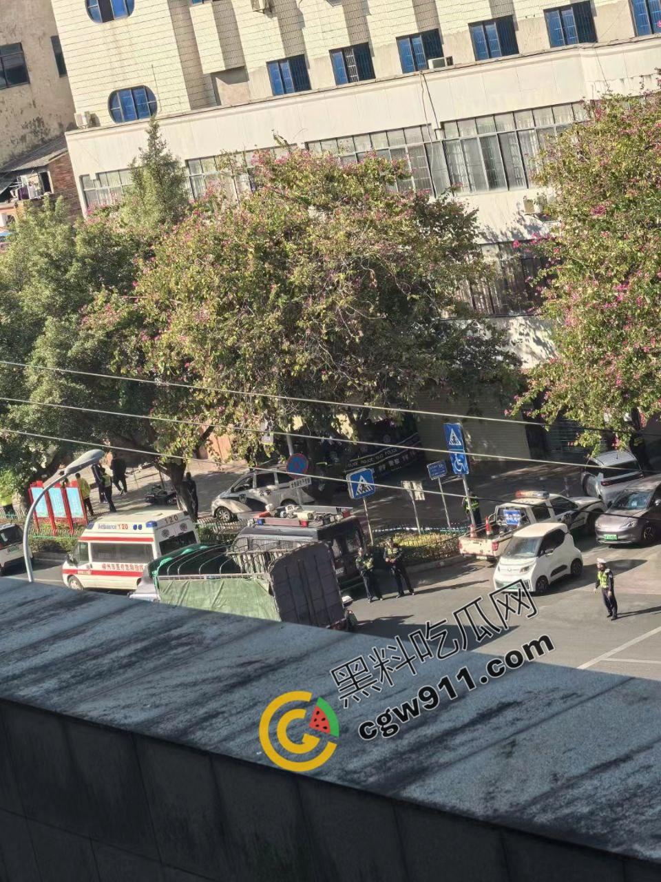 广西柳州街头疯狂砍人事件！男子疯狂持刀追砍，残暴削掉头皮，引爆全城惊恐！