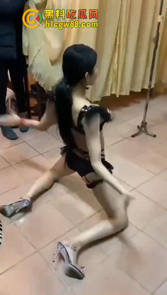 大哥葬礼最后蹦一次？唢呐吹丧比基尼热舞，酒吧风俗直接搬上灵堂，见棺发财诛邪退散！