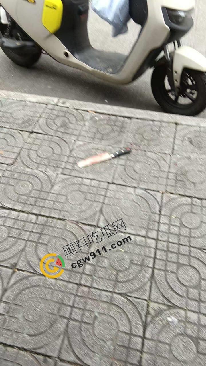 广西柳州街头疯狂砍人事件!男子疯狂持刀追砍,残暴削掉头皮,引爆全城惊恐!