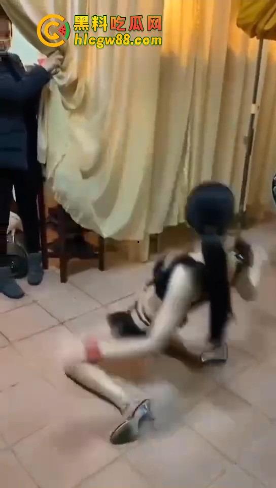 大哥葬礼最后蹦一次?唢呐吹丧比基尼热舞,酒吧风俗直接搬上灵堂,见棺发财诛邪退散!