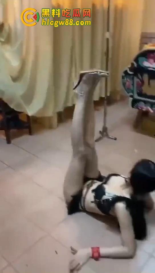 大哥葬礼最后蹦一次?唢呐吹丧比基尼热舞,酒吧风俗直接搬上灵堂,见棺发财诛邪退散!