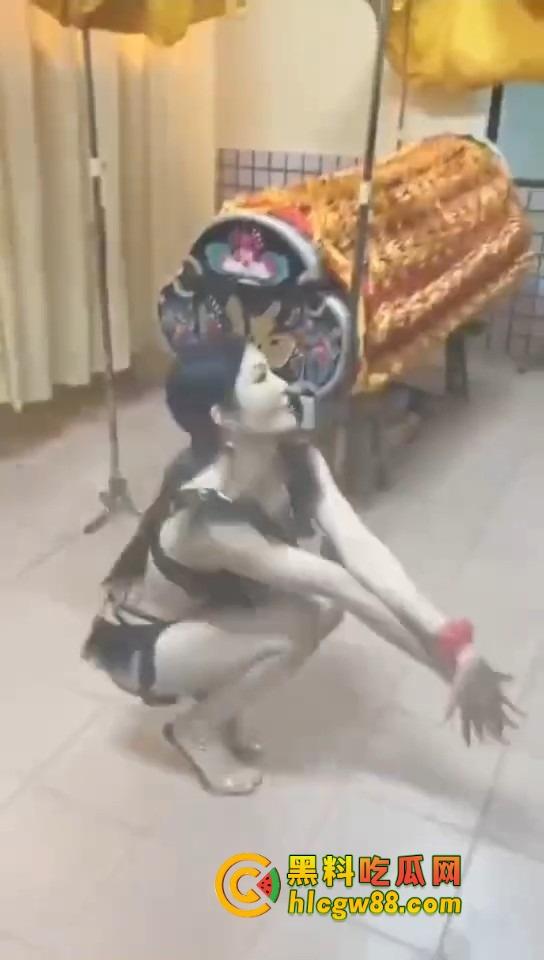 大哥葬礼最后蹦一次?唢呐吹丧比基尼热舞,酒吧风俗直接搬上灵堂,见棺发财诛邪退散!