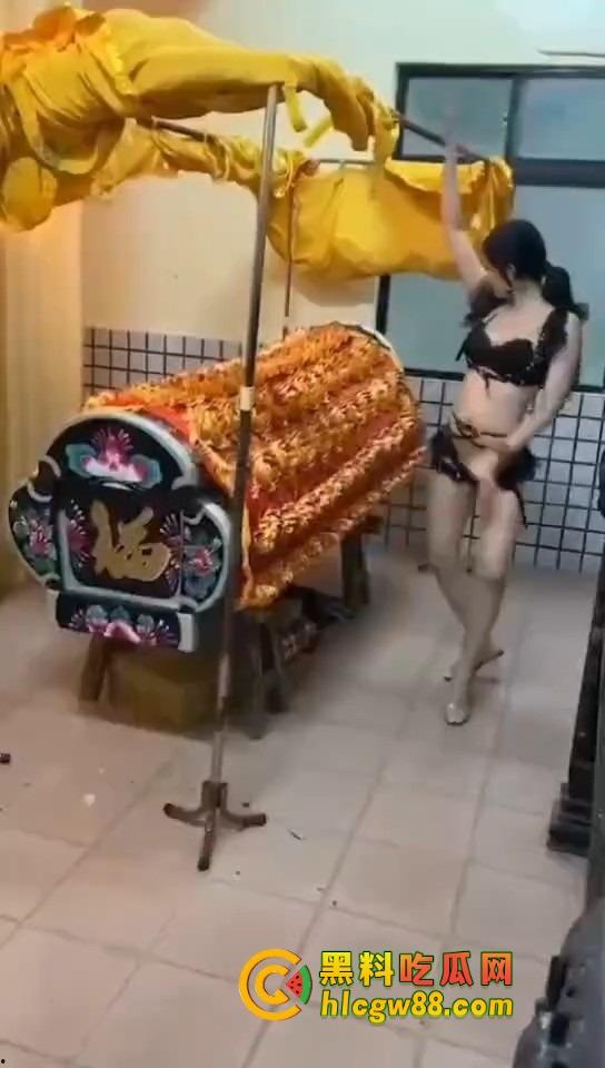 大哥葬礼最后蹦一次?唢呐吹丧比基尼热舞,酒吧风俗直接搬上灵堂,见棺发财诛邪退散!