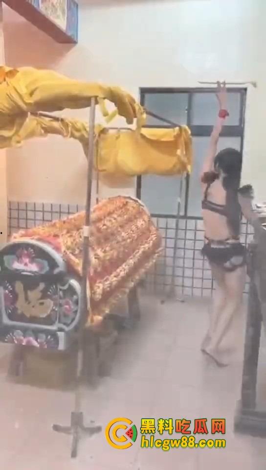 大哥葬礼最后蹦一次?唢呐吹丧比基尼热舞,酒吧风俗直接搬上灵堂,见棺发财诛邪退散!