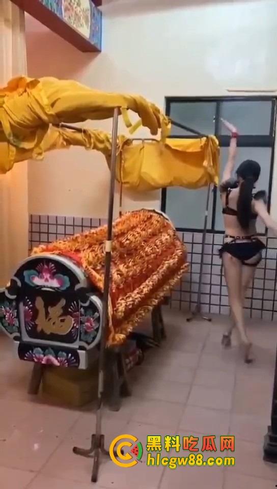 大哥葬礼最后蹦一次?唢呐吹丧比基尼热舞,酒吧风俗直接搬上灵堂,见棺发财诛邪退散!