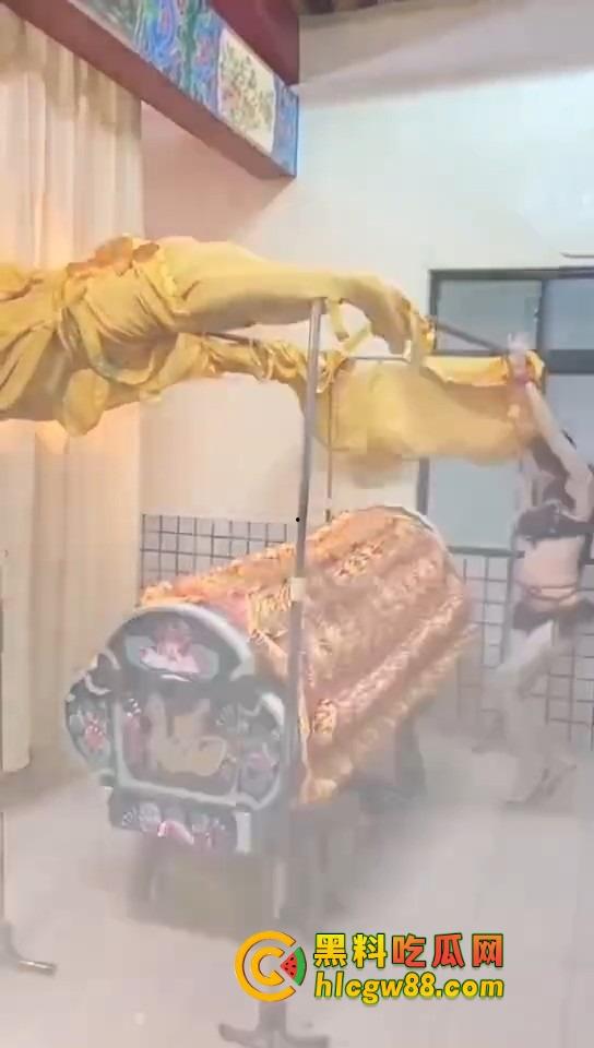 大哥葬礼最后蹦一次?唢呐吹丧比基尼热舞,酒吧风俗直接搬上灵堂,见棺发财诛邪退散!