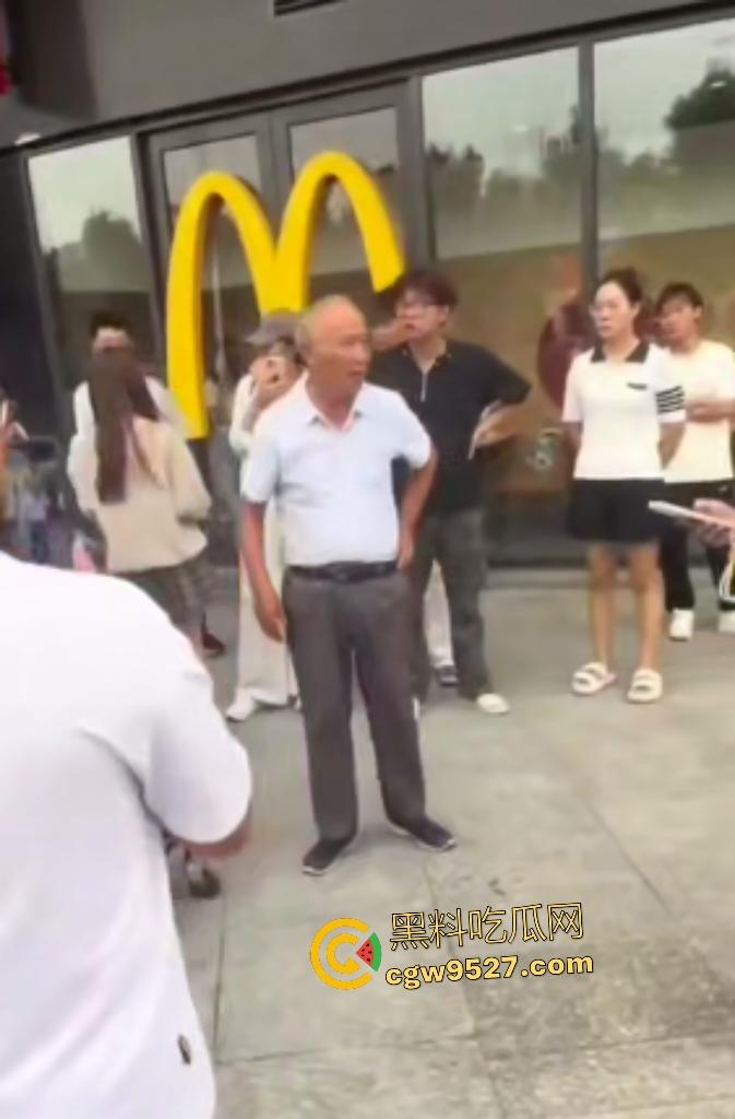 河北麦当劳门口集美发癫,对着大爷拍照,大爷拉了一把说别拍我,然后坐地上撒波打滚,真是泼妇啊!