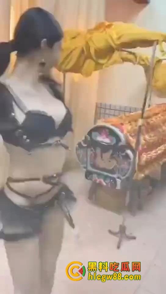 大哥葬礼最后蹦一次?唢呐吹丧比基尼热舞,酒吧风俗直接搬上灵堂,见棺发财诛邪退散!