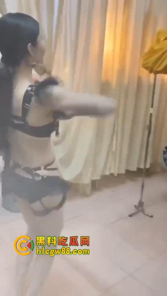 大哥葬礼最后蹦一次?唢呐吹丧比基尼热舞,酒吧风俗直接搬上灵堂,见棺发财诛邪退散!