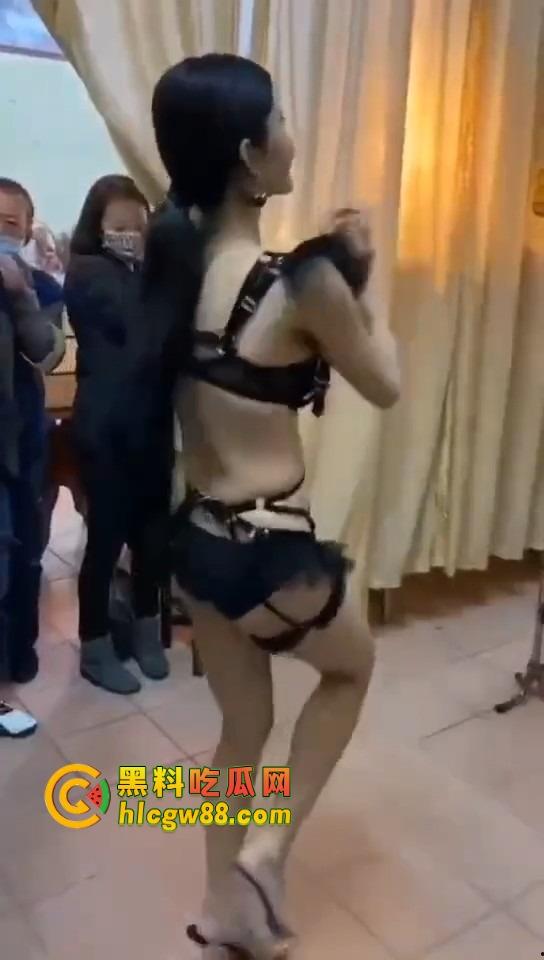 大哥葬礼最后蹦一次?唢呐吹丧比基尼热舞,酒吧风俗直接搬上灵堂,见棺发财诛邪退散!