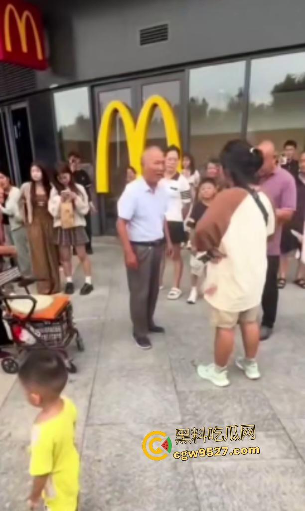 河北麦当劳门口集美发癫,对着大爷拍照,大爷拉了一把说别拍我,然后坐地上撒波打滚,真是泼妇啊!