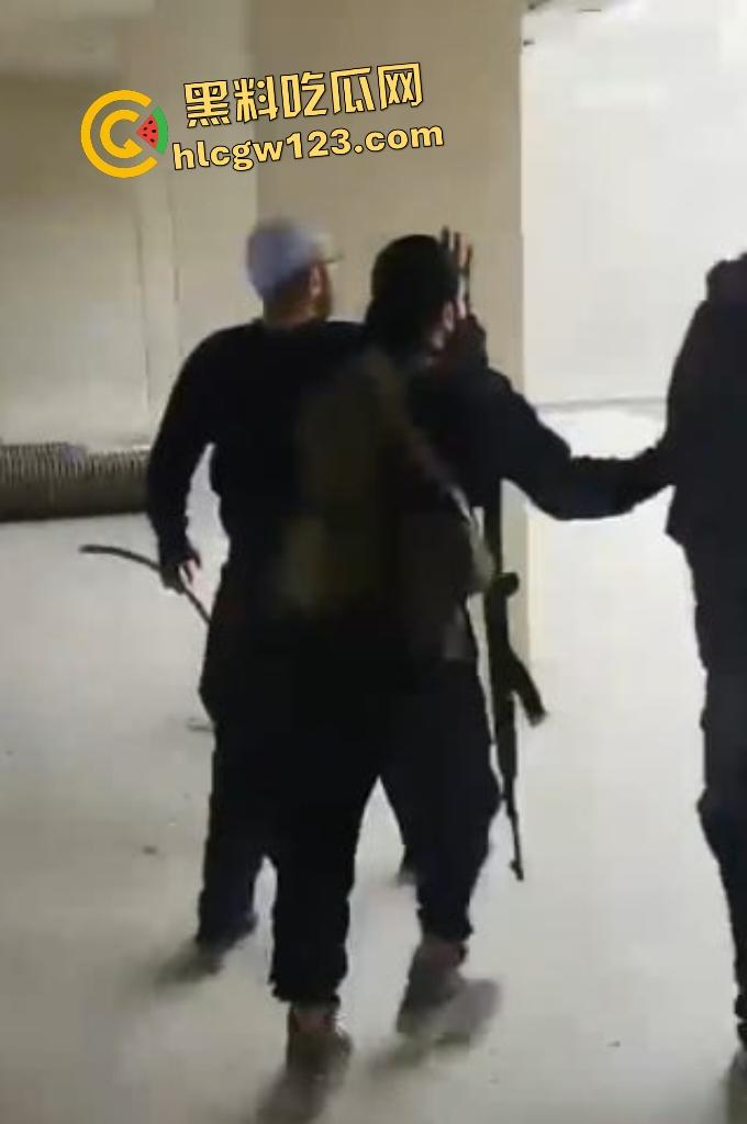 加沙暴徒踩以色列人质如蹦床!分尸虐杀血腥,扬言以色列人是孬种!