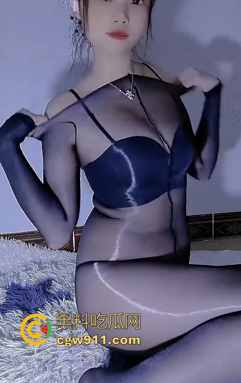 快手极品女网红【情】与榜一大哥裸聊视频流出,逼缝水光闪耀,这反差婊子的极致诱惑,感官如火燎直冲下体!