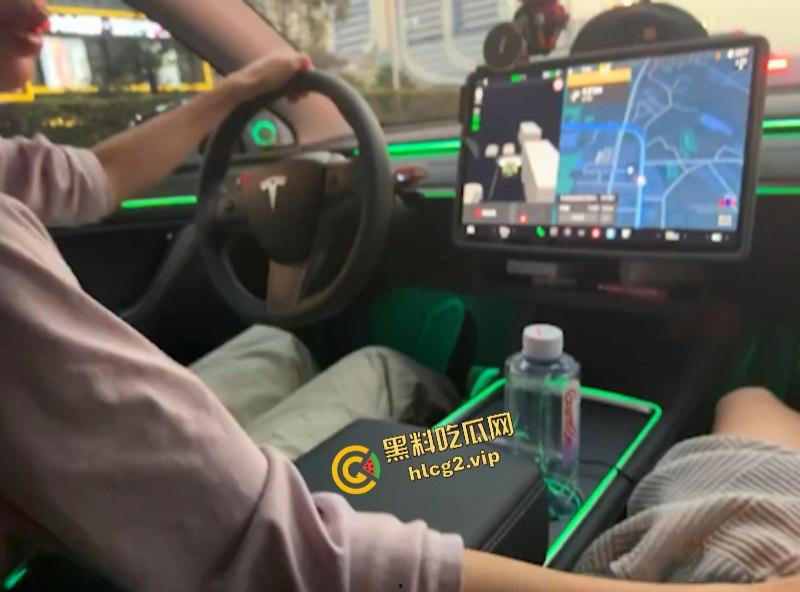 开车不误吃鸡巴！特斯拉女车主车内偷情网约一夜男！