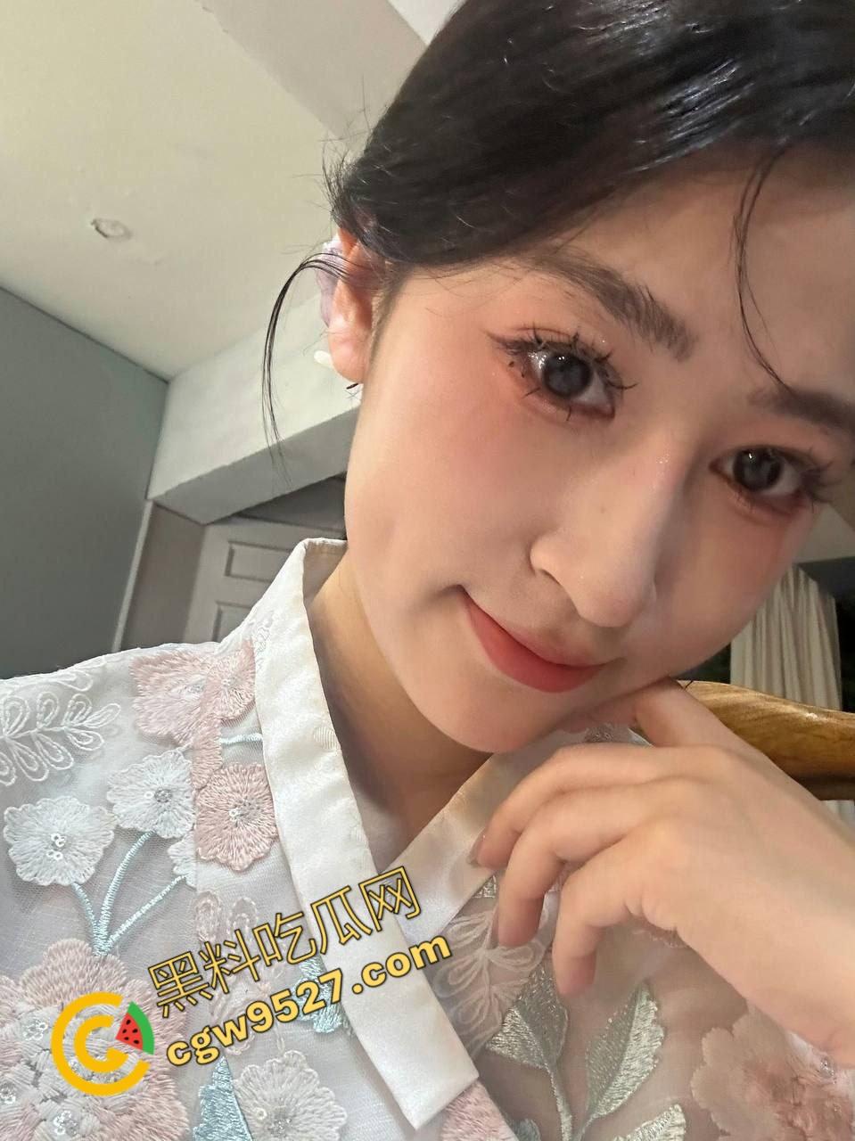 富二代酒店开淫乱轰趴专操别人女友！杭州浙商银行周雪瑶出轨被调成母狗供多人享乐，现场画面堪比AV大片