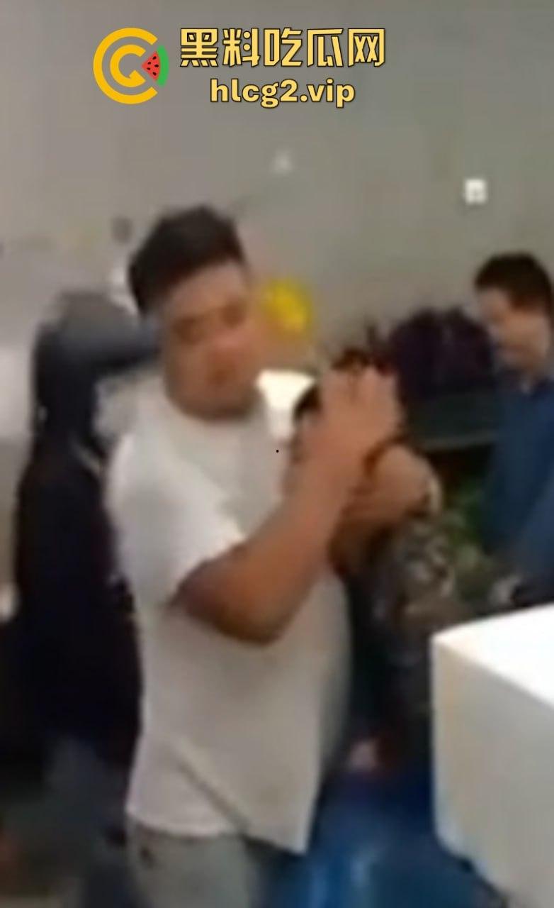 抖音网友视频曝光亲妈和亲老公搞在了一起 搂搂抱抱完全不避人!