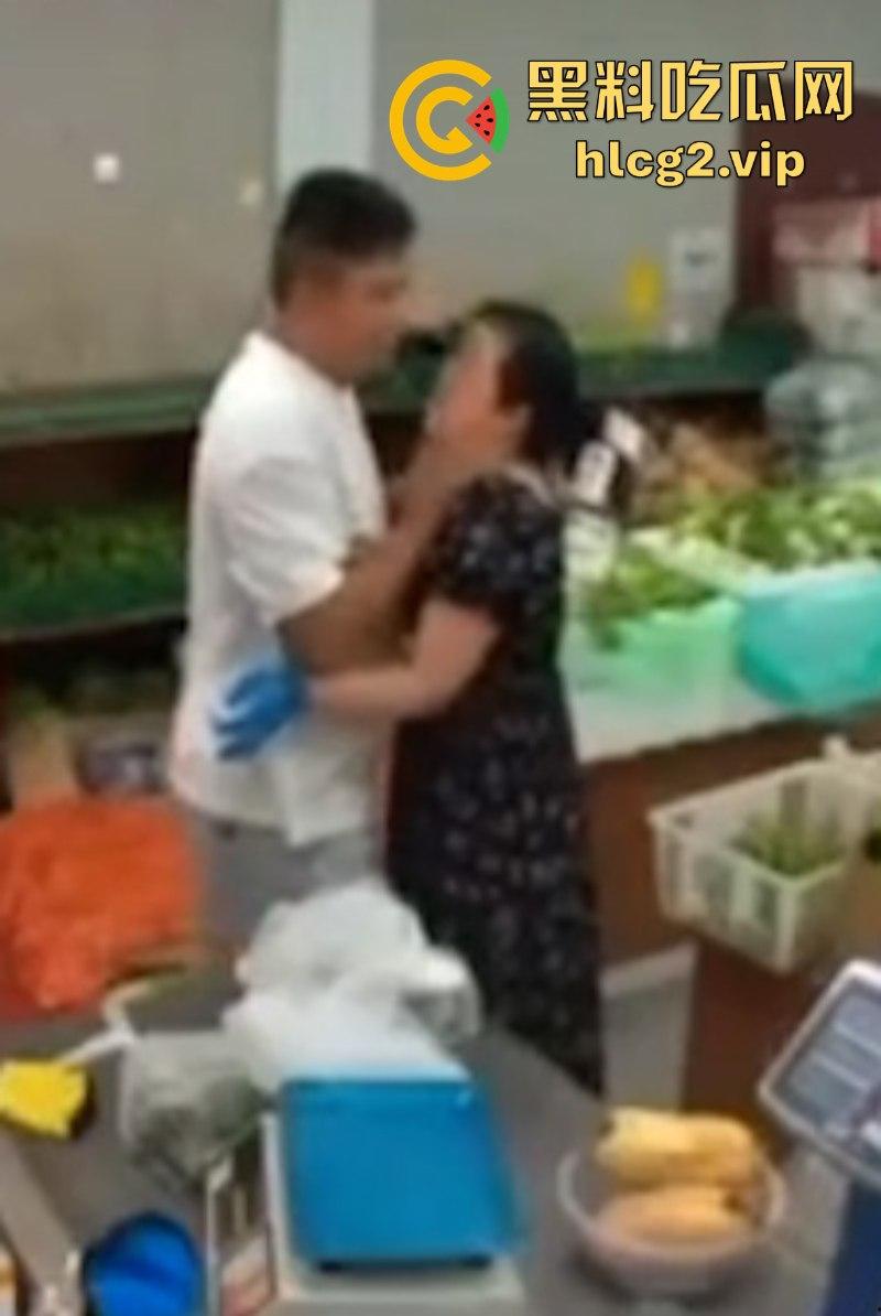 抖音网友视频曝光亲妈和亲老公搞在了一起 搂搂抱抱完全不避人!