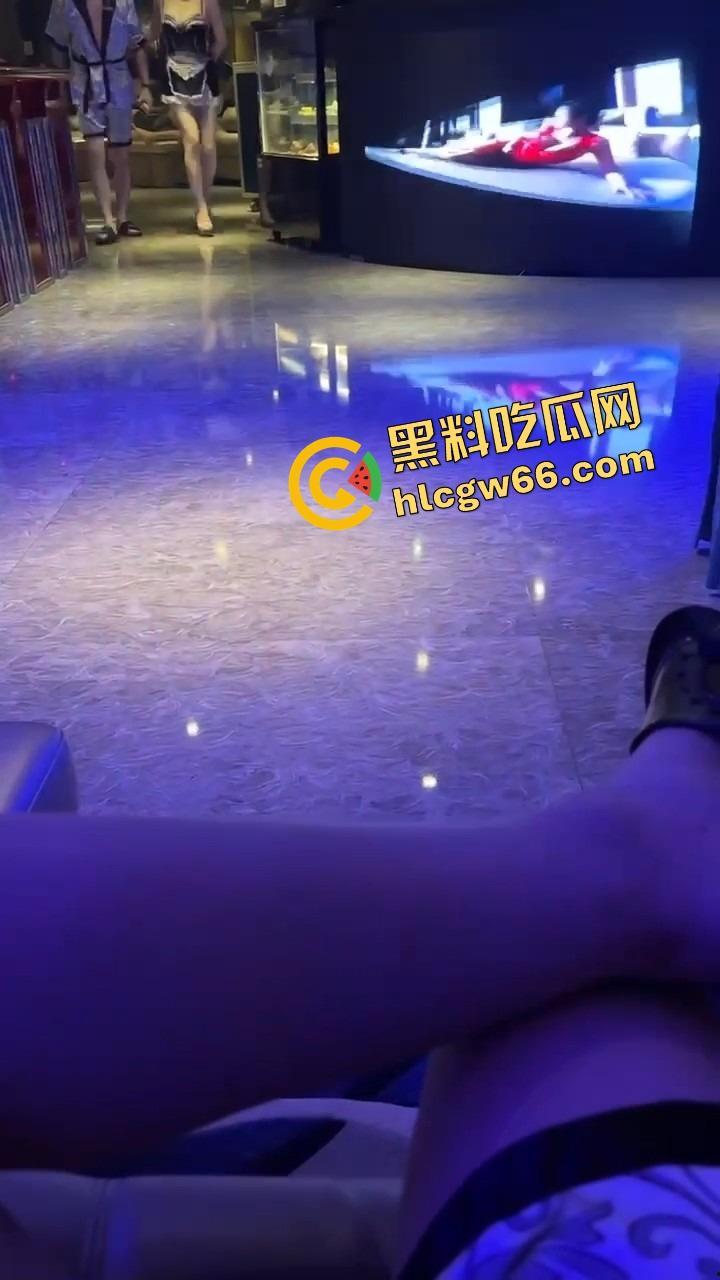 高端技师就是不一样，能用头给你按摩！周五放松一下，奶子在眼前晃，头在下面动，舒爽到灵魂发麻！