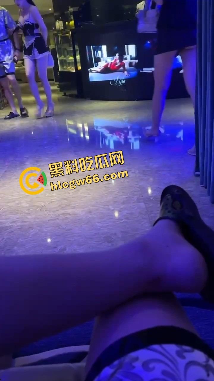 高端技师就是不一样,能用头给你按摩!周五放松一下,奶子在眼前晃,头在下面动,舒爽到灵魂发麻!