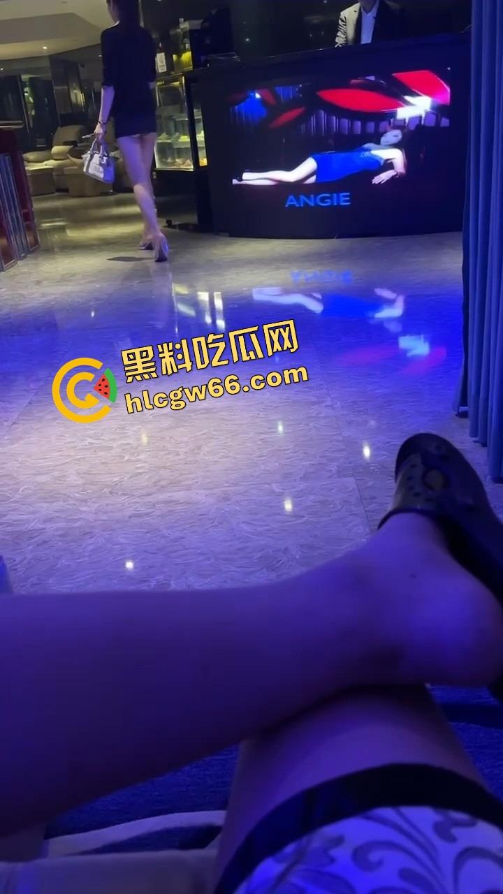 高端技师就是不一样,能用头给你按摩!周五放松一下,奶子在眼前晃,头在下面动,舒爽到灵魂发麻!