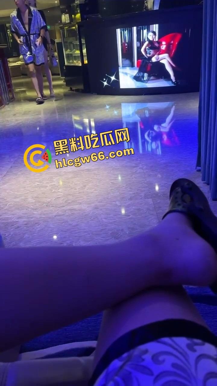 高端技师就是不一样,能用头给你按摩!周五放松一下,奶子在眼前晃,头在下面动,舒爽到灵魂发麻!