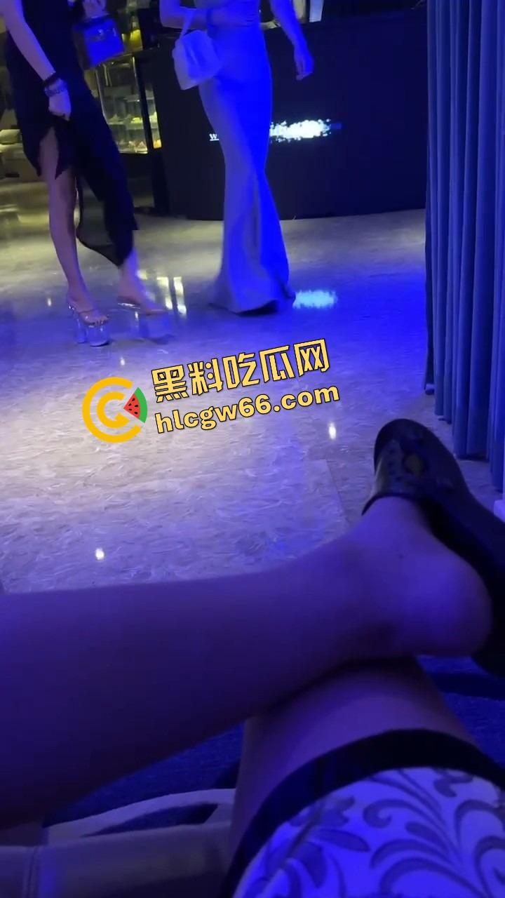 高端技师就是不一样,能用头给你按摩!周五放松一下,奶子在眼前晃,头在下面动,舒爽到灵魂发麻!