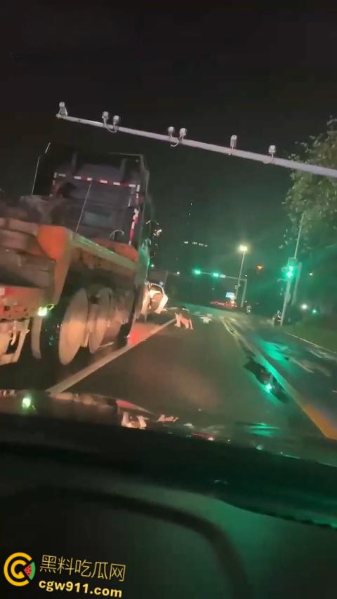 这是个有味道的视频,南沙红绿灯路口拉屎,这是憋不住了吗,还有美女下来送纸,这小翘臀还挺性感的!