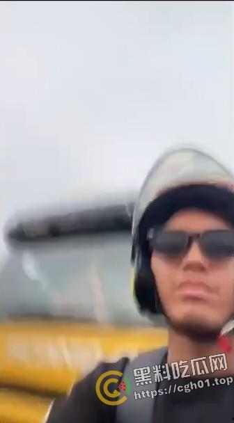 分头行动！男子骑摩托车玩手机被卡车冲撞 当场人头分离 现场血腥画面流出
