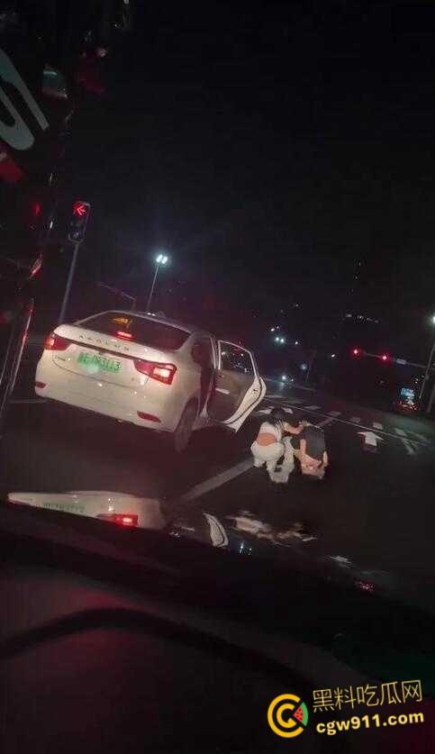 这是个有味道的视频,南沙红绿灯路口拉屎,这是憋不住了吗,还有美女下来送纸,这小翘臀还挺性感的!