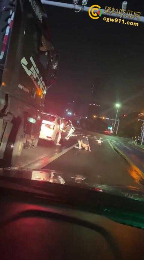 这是个有味道的视频,南沙红绿灯路口拉屎,这是憋不住了吗,还有美女下来送纸,这小翘臀还挺性感的!