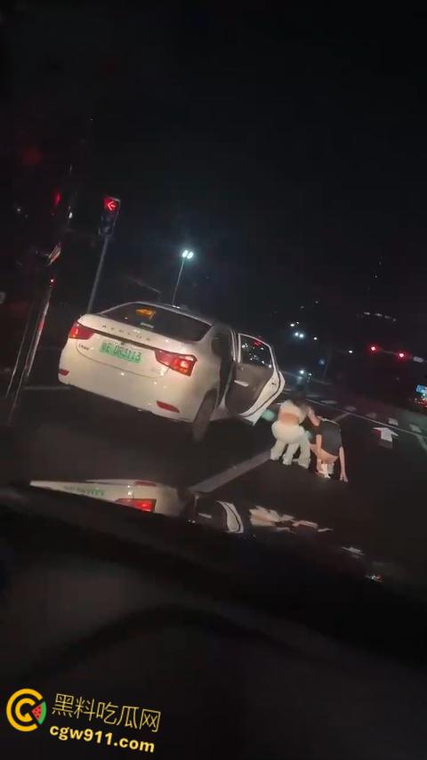 这是个有味道的视频,南沙红绿灯路口拉屎,这是憋不住了吗,还有美女下来送纸,这小翘臀还挺性感的!