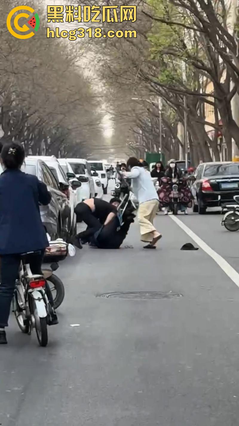 儿子为小三当街对战父母,爸妈泼皮无赖当街撒泼,儿子发疯暴怒当街殴打,这是要把儿子送进去啊!