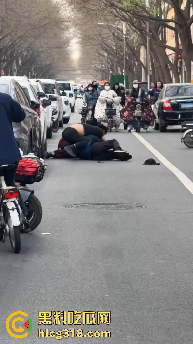 儿子为小三当街对战父母,爸妈泼皮无赖当街撒泼,儿子发疯暴怒当街殴打,这是要把儿子送进去啊!