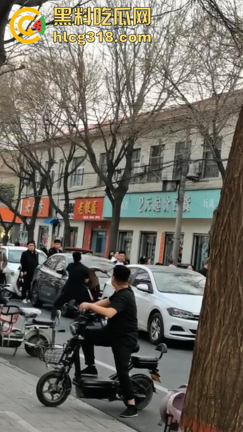 儿子为小三当街对战父母,爸妈泼皮无赖当街撒泼,儿子发疯暴怒当街殴打,这是要把儿子送进去啊!
