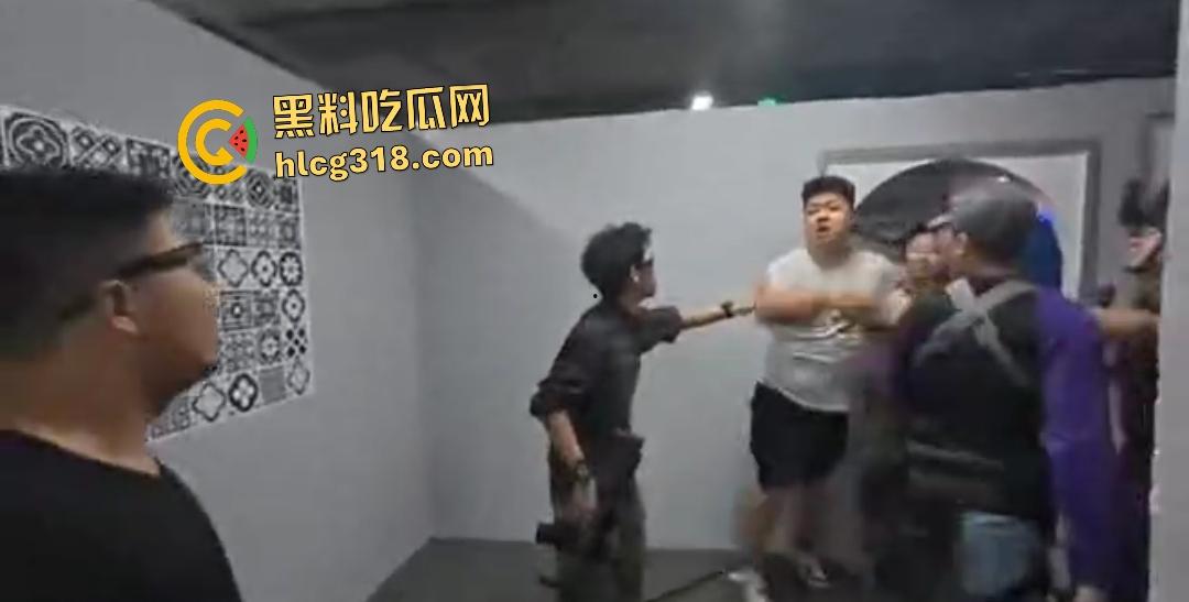 抖音【胖小悦】真人CS故意打人耍赖!黑衣侠见义勇为和胖妞男友起冲突!小仙女打不得?