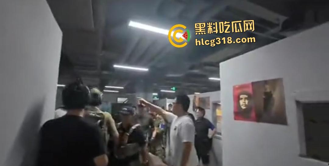 抖音【胖小悦】真人CS故意打人耍赖!黑衣侠见义勇为和胖妞男友起冲突!小仙女打不得?