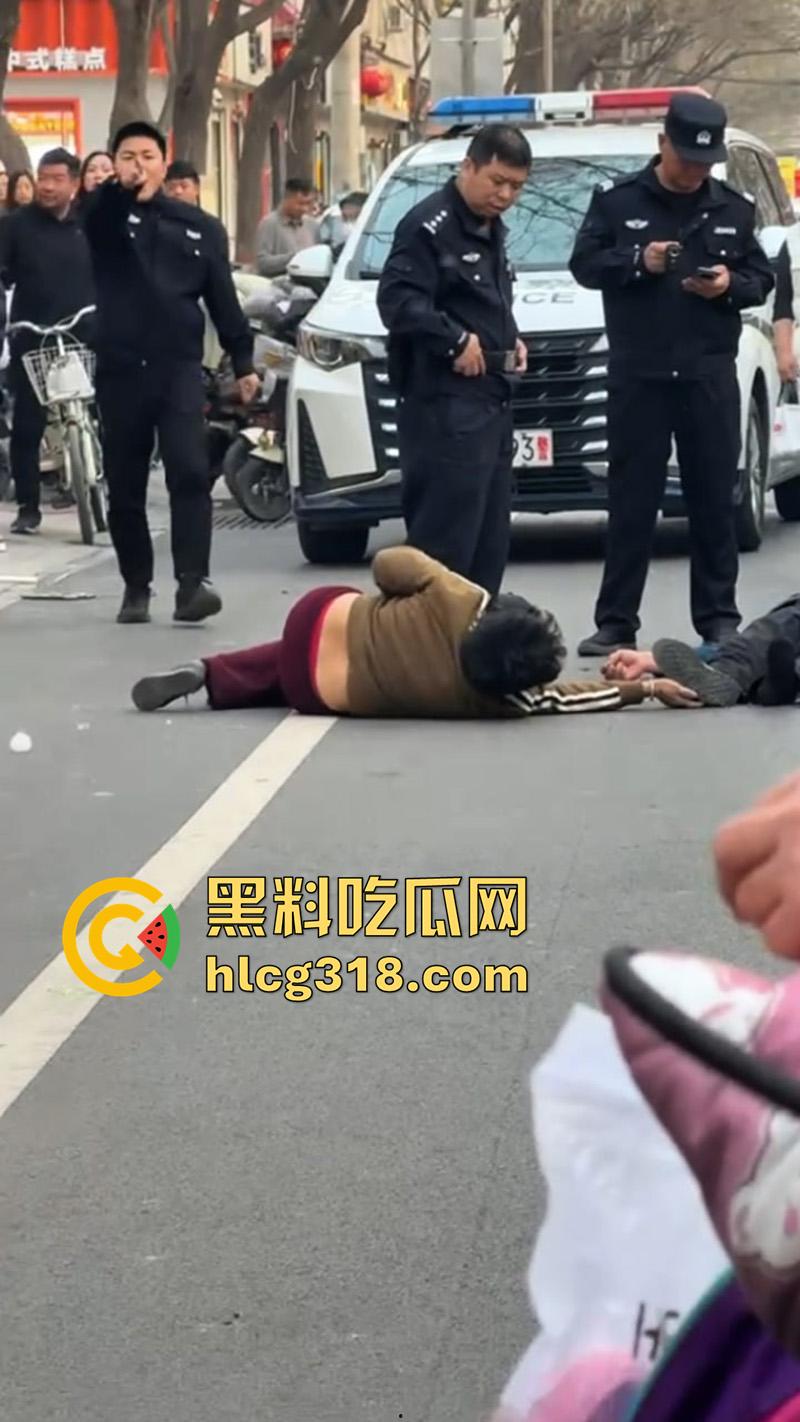 儿子为小三当街对战父母,爸妈泼皮无赖当街撒泼,儿子发疯暴怒当街殴打,这是要把儿子送进去啊!