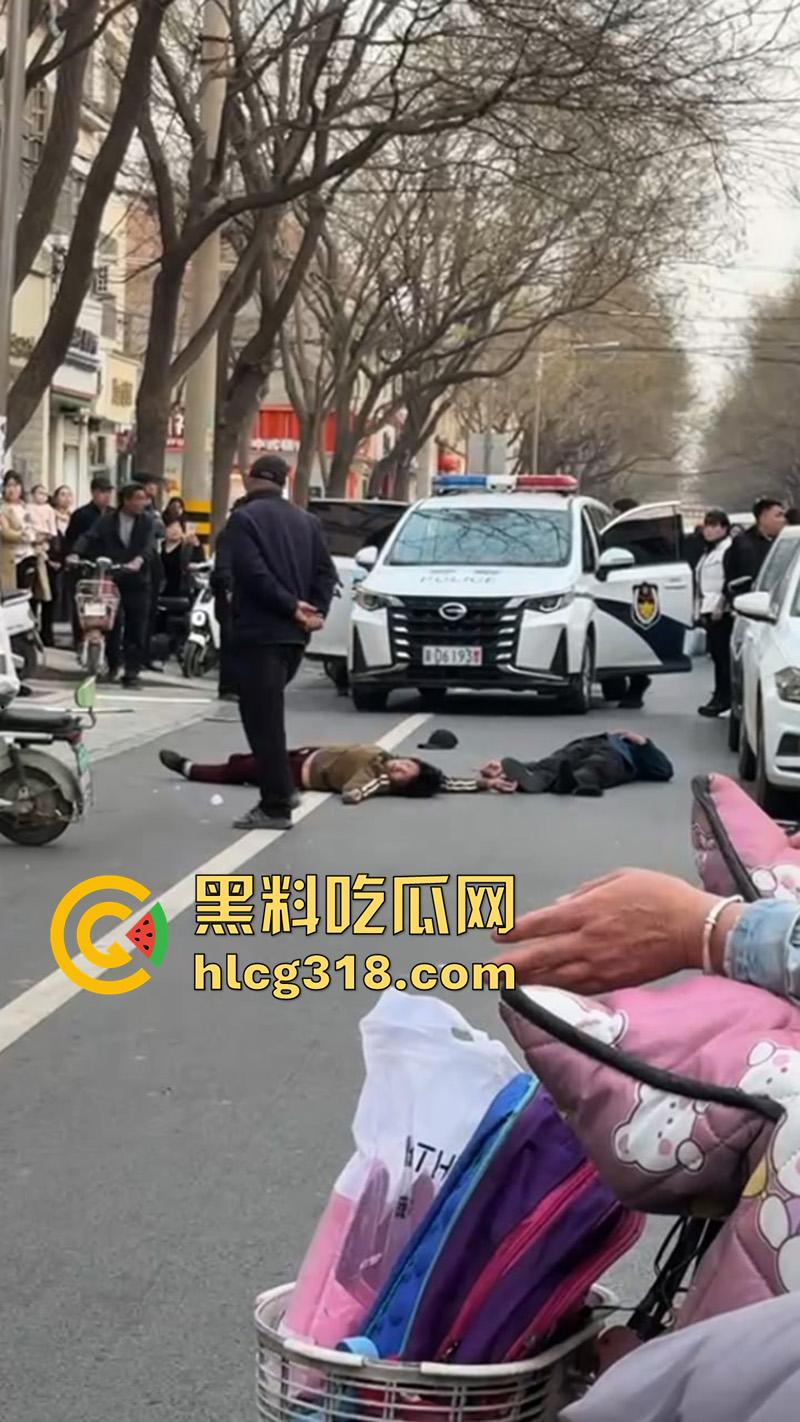 儿子为小三当街对战父母,爸妈泼皮无赖当街撒泼,儿子发疯暴怒当街殴打,这是要把儿子送进去啊!