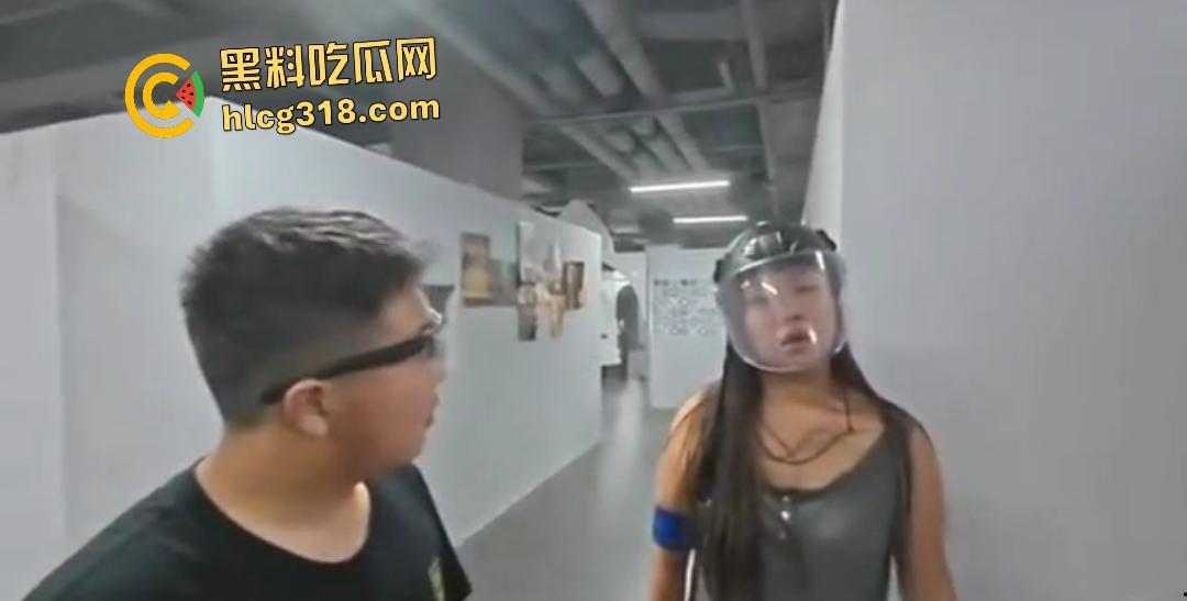 抖音【胖小悦】真人CS故意打人耍赖!黑衣侠见义勇为和胖妞男友起冲突!小仙女打不得?