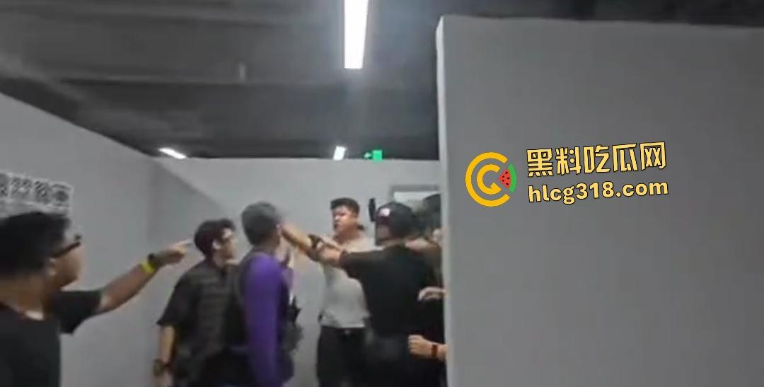 抖音【胖小悦】真人CS故意打人耍赖!黑衣侠见义勇为和胖妞男友起冲突!小仙女打不得?