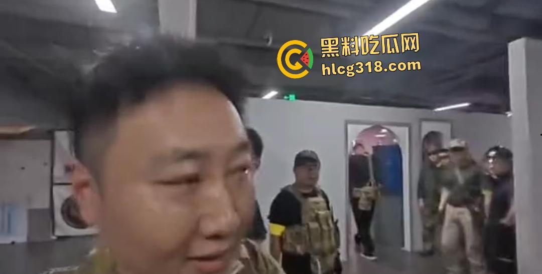 抖音【胖小悦】真人CS故意打人耍赖!黑衣侠见义勇为和胖妞男友起冲突!小仙女打不得?