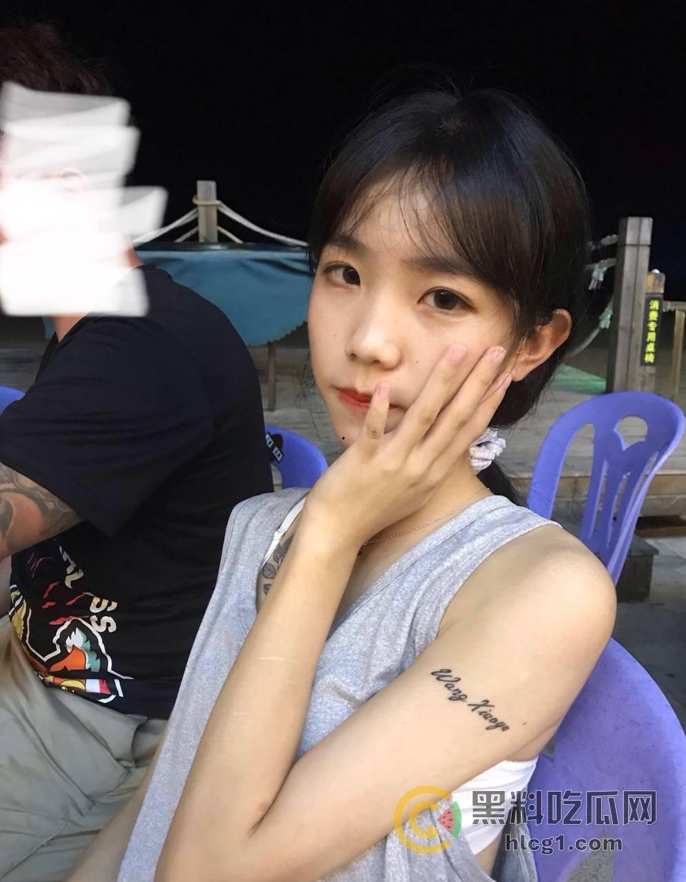 2002年小嫩妹自拍裸照泄露,白嫩光滑的完美身材引发围观!