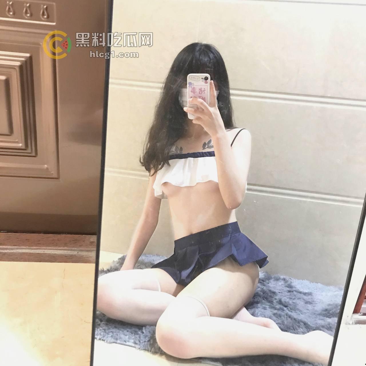 2002年小嫩妹自拍裸照泄露,白嫩光滑的完美身材引发围观!