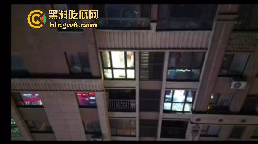 江苏南京市鼓楼区裸体大奶少妇欣赏了吗，瓜友用无人偷拍独守空房的裸装少妇看着很温柔舒服。