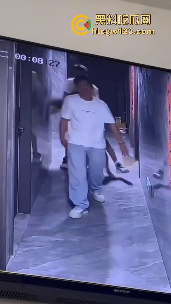 美女520当晚酒醉被两名男子捡尸 强行拖入酒店房间 轮奸2小时酒醒后才被救出 最终两人被拘！